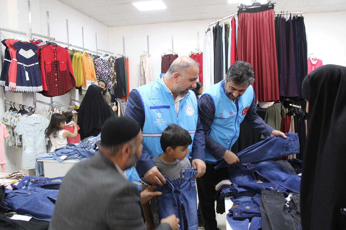 “Yetim gülerse Cizre güler” etkinliğiyle bin 500 yetime bayramlık elbise alındı “Yetim gülerse Cizre güler” etkinliğiyle bin 500 yetime bayramlık elbise alındı